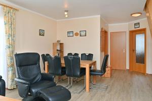 a conference room with a wooden table and chairs at Ferienpark Freesenbruch Reihenhaus 5c - Hummer in Zingst +29 photos