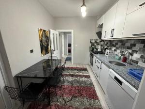 Ett kök eller pentry på 3+1 Furnished apartment close to Konyaaltı beach