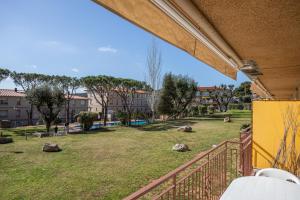 Vonkajšia záhrada v ubytovaní Apartamentos CASA MAREA La Fosca parking y piscina