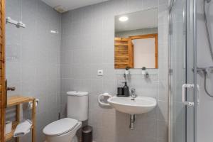 Kúpeľňa v ubytovaní Apartamentos CASA MAREA La Fosca parking y piscina