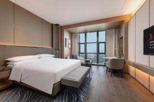 Postel nebo postele na pokoji v ubytování Foshan Marriott Hotel