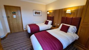 Кровать или кровати в номере The Royal Hotel
