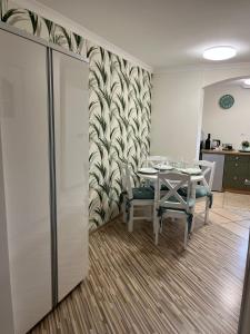 comedor con mesa, sillas y pared en Apartament na Starówce Boho en Pszczyna