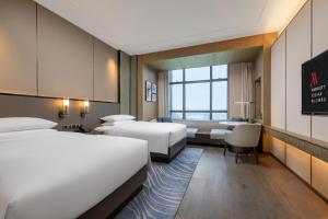 Postel nebo postele na pokoji v ubytování Foshan Marriott Hotel