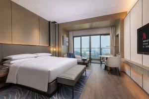 Postel nebo postele na pokoji v ubytování Foshan Marriott Hotel