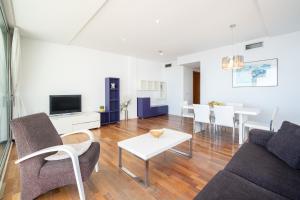 a living room with a couch and a table at Apartamento Luz in L'Escala