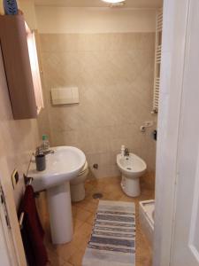 費辛隆尼的住宿－Casa PieRosa，浴室配有白色水槽和卫生间。