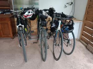 - deux vélos garés l'un à côté de l'autre dans un garage dans l'établissement Chambre chez l'habitant, à Pierrelatte