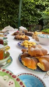 een tafel met borden brood en gebak erop bij Casa Rosaria in Vietri