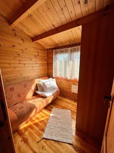 Cette petite chambre comprend un lit dans une cabane en rondins. dans l'établissement Domki Letniskowe Kalem, à Zabin