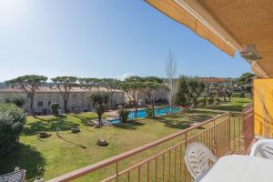 Bazén v ubytovaní Apartamentos CASA MAREA La Fosca parking y piscina alebo v jeho blízkosti