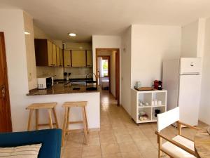 Kuchyňa alebo kuchynka v ubytovaní Apartamentos CASA MAREA La Fosca parking y piscina