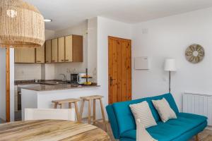 Kuchyňa alebo kuchynka v ubytovaní Apartamentos CASA MAREA La Fosca parking y piscina