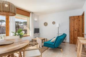 Televízia a/alebo spoločenská miestnosť v ubytovaní Apartamentos CASA MAREA La Fosca parking y piscina