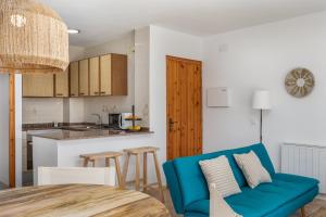 Kuchyňa alebo kuchynka v ubytovaní Apartamentos CASA MAREA La Fosca parking y piscina