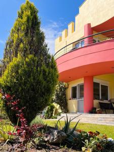 dom z czerwonym dachem i ogrodem w obiekcie Vacation House in Agiokampos w mieście AgiaKampos