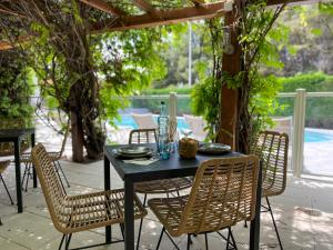 a black table and chairs on a patio at ibis N&icirc;mes Ouest - A9 in N&icirc;mes