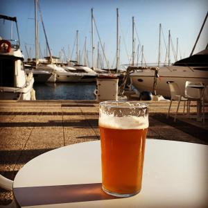 Nápoje v ubytovaní Port-Fréjus, LE CONSUL, appartement 2 pièces climatisé, terrasse & parking