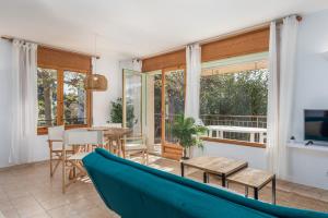 Televízia a/alebo spoločenská miestnosť v ubytovaní Apartamentos CASA MAREA La Fosca parking y piscina