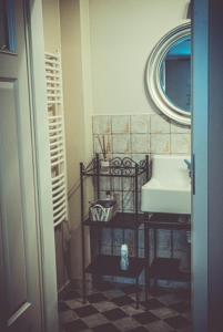 La salle de bains est pourvue d'un lavabo et d'un miroir. dans l'établissement cdn Pokoje, à Lublin