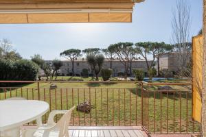 Vonkajšia záhrada v ubytovaní Apartamentos CASA MAREA La Fosca parking y piscina