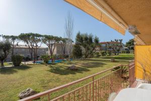 Vonkajšia záhrada v ubytovaní Apartamentos CASA MAREA La Fosca parking y piscina