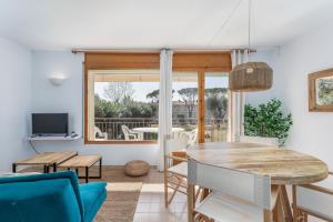 Televízia a/alebo spoločenská miestnosť v ubytovaní Apartamentos CASA MAREA La Fosca parking y piscina