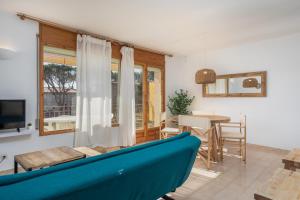 Televízia a/alebo spoločenská miestnosť v ubytovaní Apartamentos CASA MAREA La Fosca parking y piscina