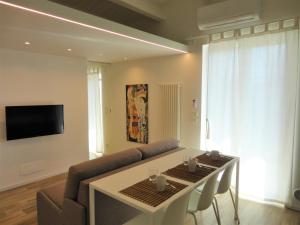 a living room with a table and a couch at CASA KLIMT vicinissima al mare parcheggio privato gratuito se disponibile in Pescara