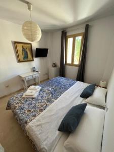 um quarto com uma cama grande com almofadas em VILLA BONITA em Torremolinos