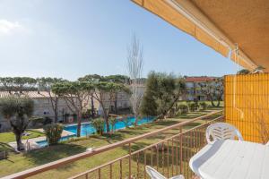 Bazén v ubytovaní Apartamentos CASA MAREA La Fosca parking y piscina alebo v jeho blízkosti