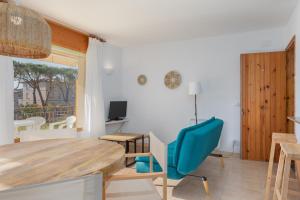 Televízia a/alebo spoločenská miestnosť v ubytovaní Apartamentos CASA MAREA La Fosca parking y piscina