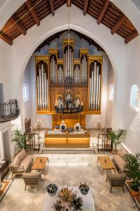 un órgano en una gran sala con mesas en La Bobadilla, a Royal Hideaway Hotel en Villanueva de Tapia