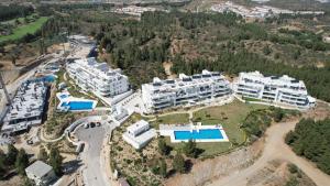 Wonderful, excellent new 4-bed apartment near Málaga with indoor and outdoor swimmimg pools, gym and sauna facilities iz ptičje perspektive