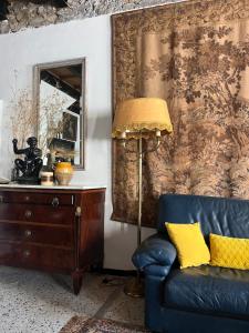 uma sala de estar com um sofá azul e um espelho em La Maison Cayre, stylish house and terrace, Berlou, natural park em Berlou