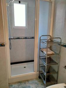 eine Dusche im Bad mit einer Glasdusche an der Hintertür in der Unterkunft Apartamento Moncofa in Moncófa