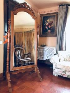 espejo en una habitación con silla y sofá en Magnifica Villa Vacacional en entorno rural, en Alicante