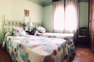 um quarto com 2 camas e uma janela em Magnifica Villa Vacacional en entorno rural em Alicante