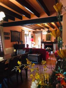 sala de estar con sofá rojo y sala de estar con en Magnifica Villa Vacacional en entorno rural, en Alicante