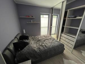 um quarto com uma cama e um espelho em Luksusowy apartament Charzykowy em Charzykowy