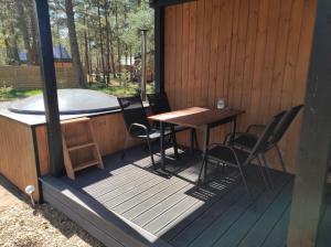 Fotografie z fotogalerie ubytování Domki letniskowe Leśne Spa Borsk nad Jeziorem Wdzydzkim BASEN SAUNA BALIA v destinaci Borsk + 29 fotografií