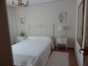 - une chambre blanche avec un lit et 2 tables de chevet dans l'établissement Casa Con Encanto En Arnedillo, à Arnedillo