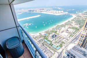 una vista del océano desde la parte superior de un edificio en The Mood House I Dubai Marina en Dubái