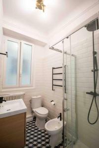 a bathroom with a toilet and a sink and a shower at Sublime 4 pièces quartier des Musiciens in Nice