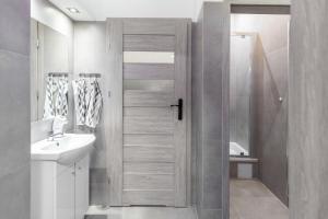 弗次瓦夫的住宿－VICE CITY Hostel，带淋浴和白色盥洗盆的浴室