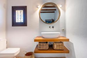 a bathroom with a sink and a mirror at Can Mateu in Santa Eularia des Riu