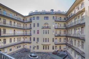 un edificio de apartamentos con una góndola en el patio en Boutique HomeR374 Studio Apartment #freeparking en Budapest