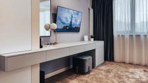 a hotel room with a desk and a mirror at DAVID'S RENTAL ROOMs in Bucharest