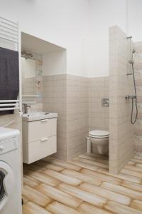 y baño con lavamanos y lavadora. en Boutique HomeR374 Studio Apartment #freeparking, en Budapest