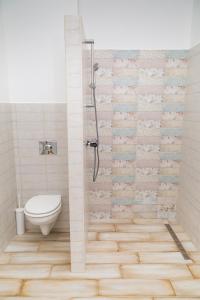 y baño con aseo y ducha. en Boutique HomeR374 Studio Apartment #freeparking en Budapest